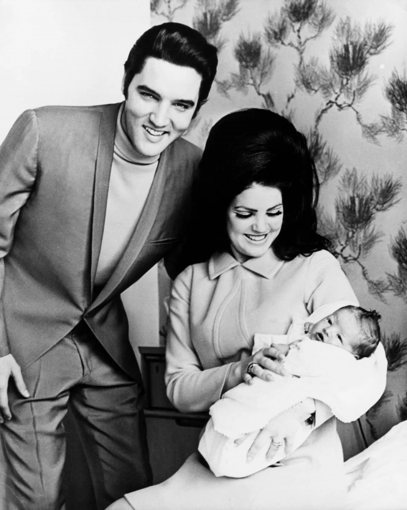   Elvis Presley, Priscilla Presley, com a bebê Lisa Marie Presley, em casa em Memphis, fevereiro de 1968