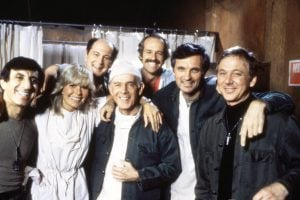  MASH, (també conegut com M*A*S*H*), des de l'esquerra: Jamie Farr, Loretta Swit, David Ogden Stiers, Harry Morgan, Mike Farrell, Alan Alda, William Christopher