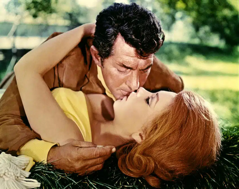 Dean Martin og Stella Stevens ind'The Silencers.'