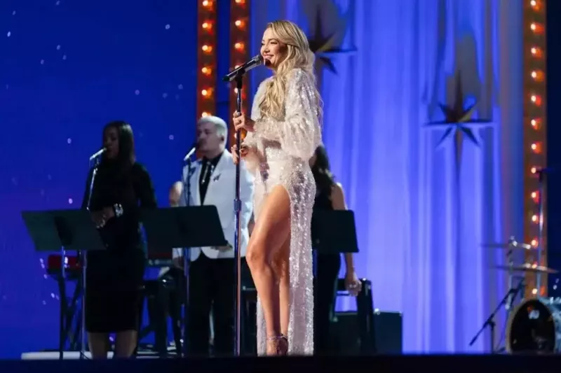 Kate Hudson şarkı söylüyor