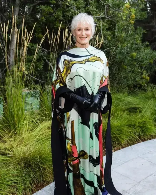 Glenn Close ressemble à Alec Baldwin sur une nouvelle photo