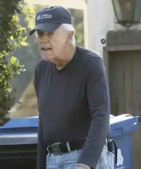 Mike Farrell ahora