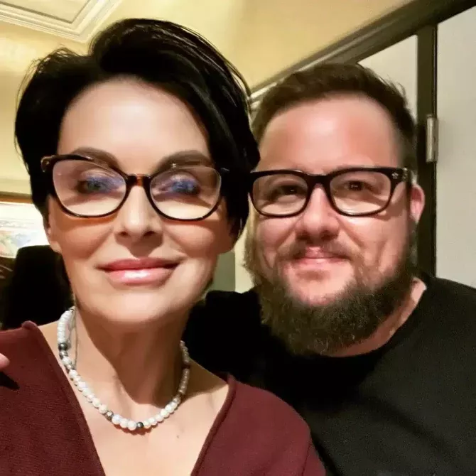 Ο Chaz Bono καλεί τη Cher σε γάμο