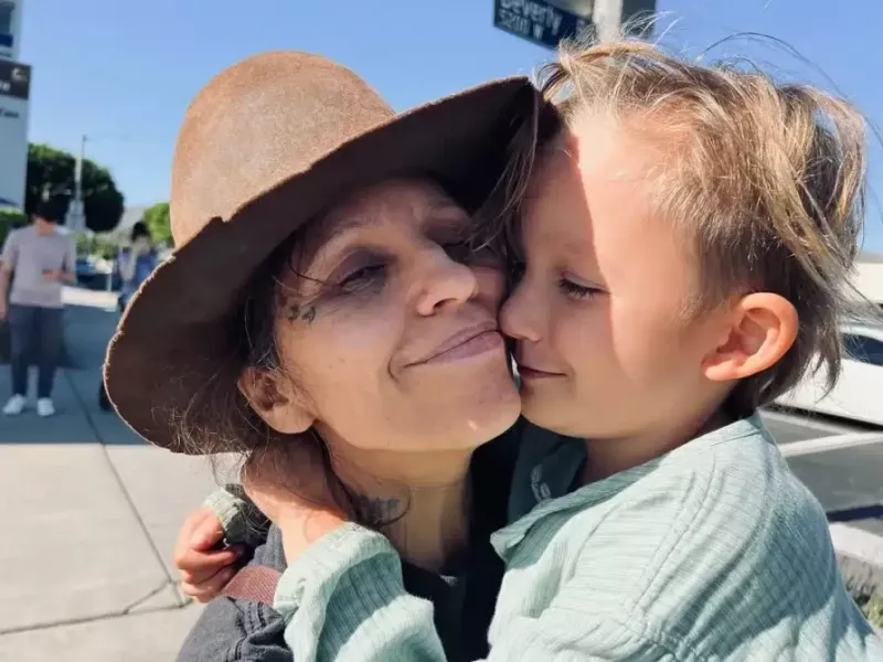 con gái của Linda Perry