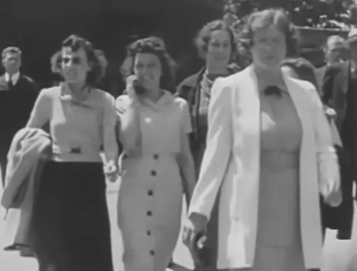 Žena iz 1938. razgovara mobitelom