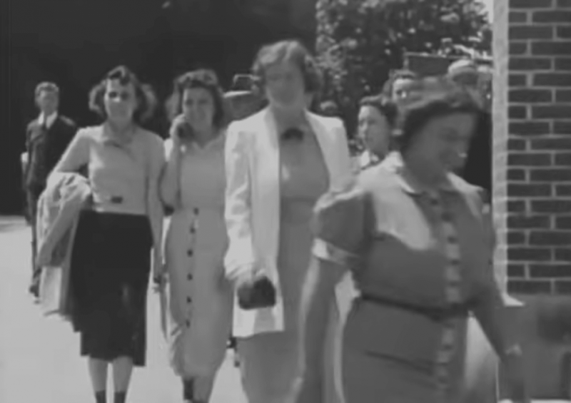 Žena iz 1938. razgovara na mobitel