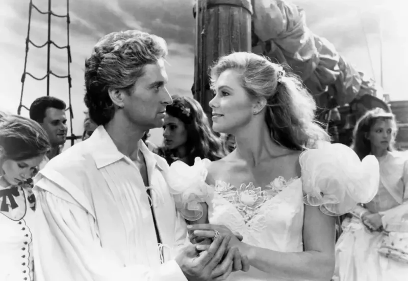 Michael Douglas แข่งขันกับ Kathleen Turner