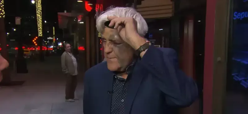 Ο Τζέι Λένο χτυπά το κεφάλι στο βράχο