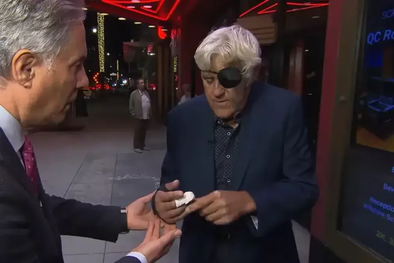 Ο Τζέι Λένο χτυπά το κεφάλι στο βράχο
