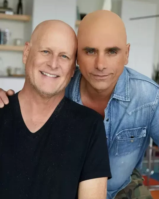 casquette chauve John Stamos