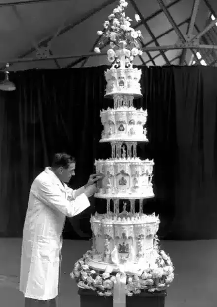 La torta nuziale della regina Elisabetta e del principe Filippo venduta all'asta