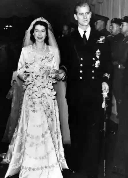 La torta nuziale della regina Elisabetta e del principe Filippo venduta all'asta