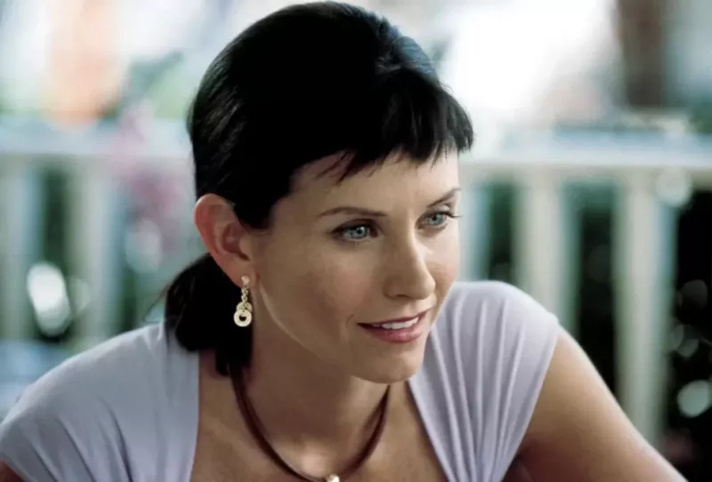 การเปลี่ยนแปลงทรงผมของ Courteney Cox เมื่อ 24 ปีที่แล้ว