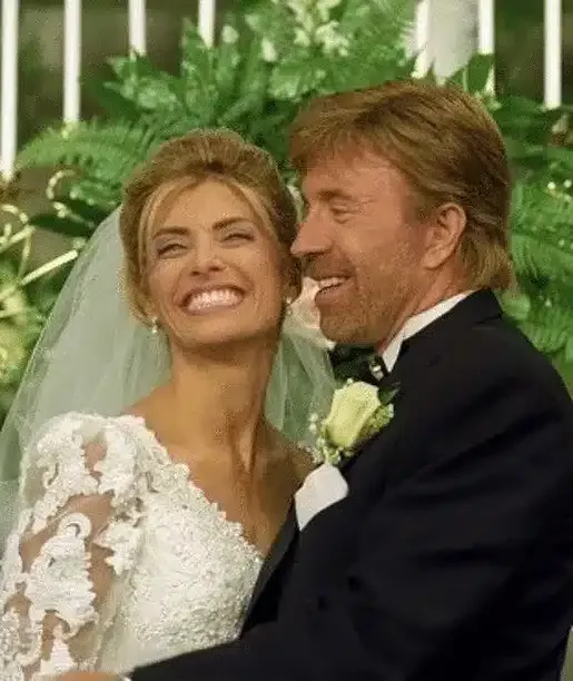 Chuck Norris dona