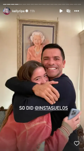  Isä Mark Consuelos ikävöi myös Lolaa hänen ollessaan's been away in London