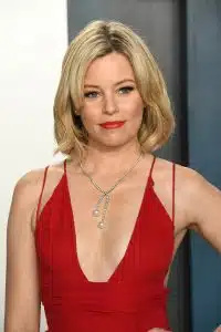 Elizabeth Banks slouží jako výkonná producentka a hlasy Pebbles
