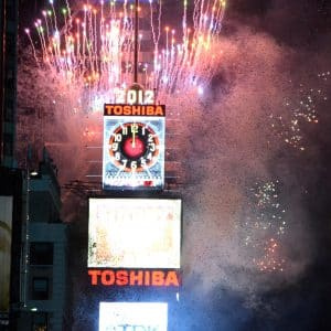   Безброй хора се стекоха на Тайм Скуеър още преди Нова година's Eve ball drop was conceived