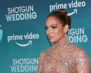 Rose, or, rouge, bleu, Jennifer Lopez étourdit en tout