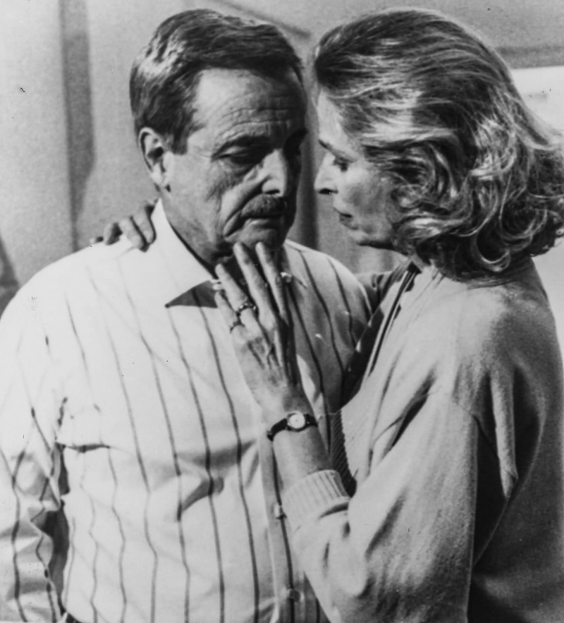 성. 다른 곳, 왼쪽부터: William Daniels, Bonnie Bartlett,'Slip Sliding Away'