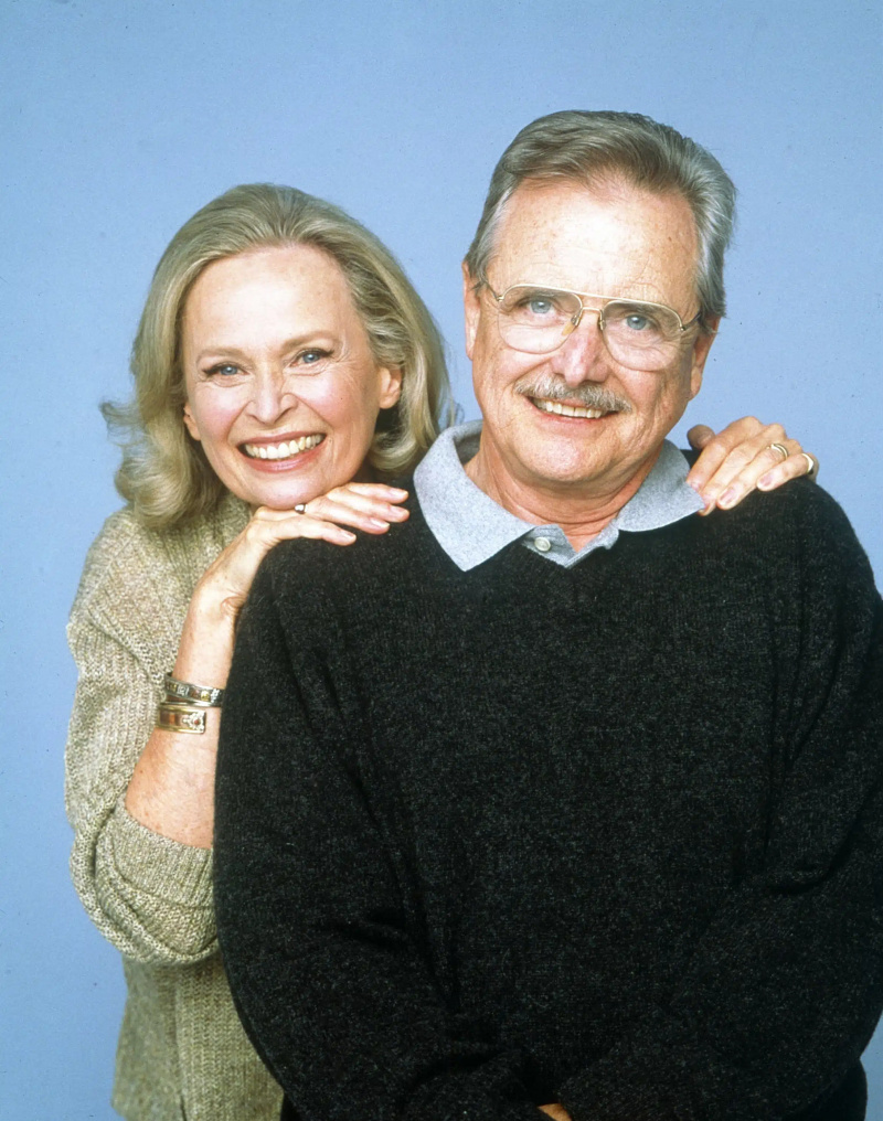  BERNIUKAS SUTINKA PASAULIĄ, iš kairės: Bonnie Bartlett, William Daniels, 1993-2000