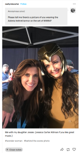 Lynda Carter käyttää Themysciran-taistelukypärää