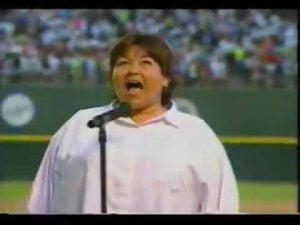 Бар, пеейки песента Star-Spangled Banner, не спечели феновете си, преди да бъде ефективно уволнена от Холивуд