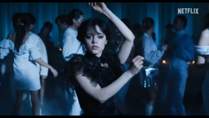 Mercredi Addams montre ses pas de danse