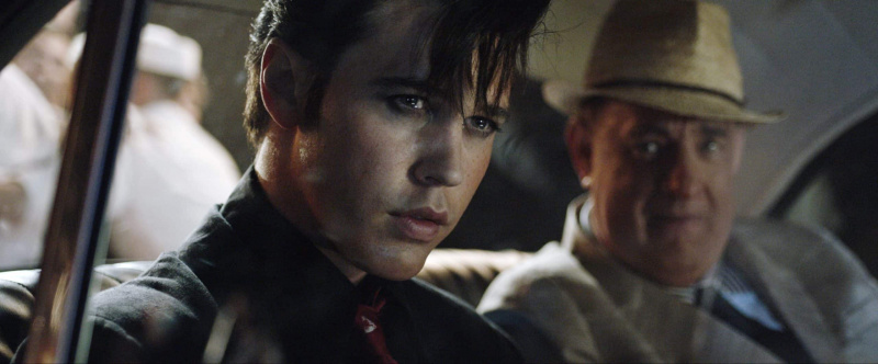  ELVIS, mula sa kaliwa: Austin Butler bilang Elvis Presley, Tom Hanks bilang Colonel Tom Parker, 2022