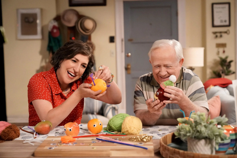 BEL ME KAT, van links: Mayim Bialik, Leslie Jordan, Plus One'