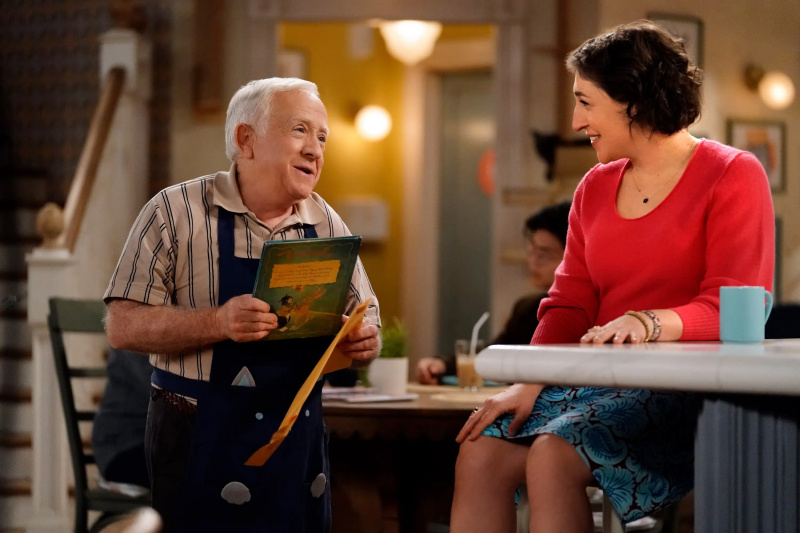 BEL ME KAT, van links: Leslie Jordan, Mayim Bialik, Gym'