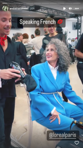   Andie MacDowell delte en ærlig video af hendes forberedelser til Paris Fashion Week