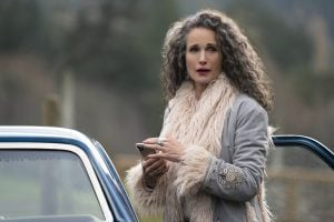   Tikėkitės pamatyti daugiau Andie MacDowell, besipuikuojančios žilus plaukus