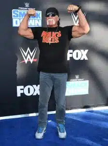   Hulk Hogan, dışarıdayken biraz baston kullanırken görüldü.