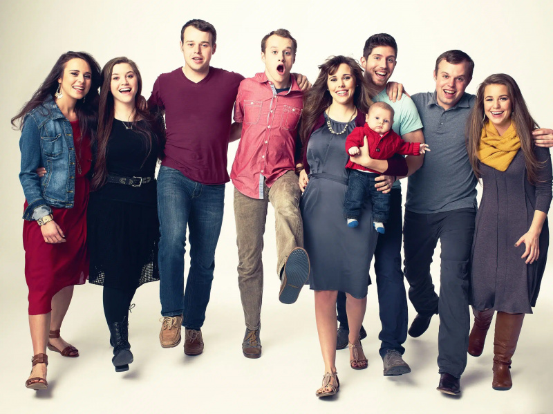 JILL & JESSA POČÍTA, (zľava): Jinger Duggar, Joy Anna Duggar, Joseph Duggar, Josiah Duggar, Jessa Duggar Seewald, Spurgeon Seewald (dieťa), Ben Seewald, John David Duggar, Jana Duggar, (1. sezóna, premiéra 15. marca, 2016)