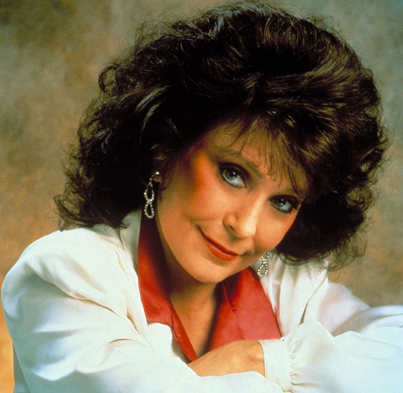 LORETTA LYNN, presentadora'The Legends of Country Music,' January, 1995