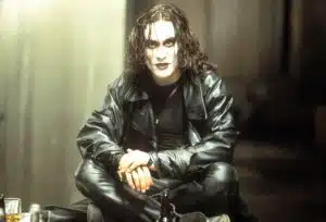   Brandon Lee tappis rekvisiitpüssiga filmis The Crow