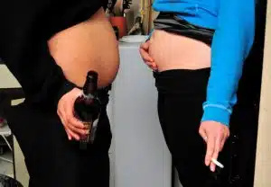   لم يكن't uncommon for pregnant women to drink and smoke