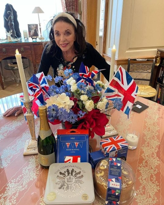 Τα φώτα της δημοσιότητας της Joan Collins