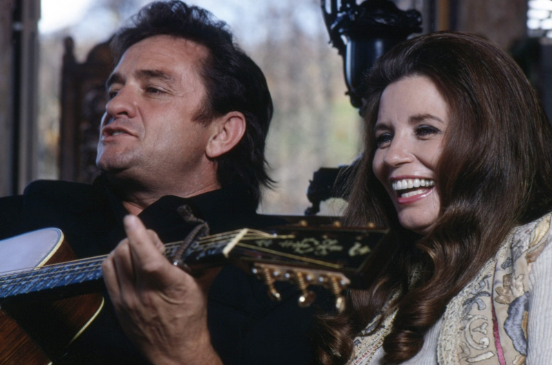  Vasakult: Johnny Cash, June Carter Cash, kodus Hendersonville'is, TN, umbes 1970