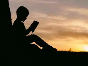   Apklausos rodo, kad vaikai mažiau skaito ir turi neigiamą požiūrį į knygas