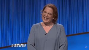   En plus d'être un Jeopardy révolutionnaire! championne, Amy Schneider est une épouse fière après une cérémonie de mariage intime