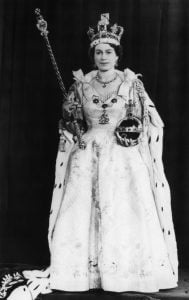   ब्रिटिश रॉयल्टी। अपने राज्याभिषेक के दौरान इंग्लैंड की महारानी एलिजाबेथ द्वितीय