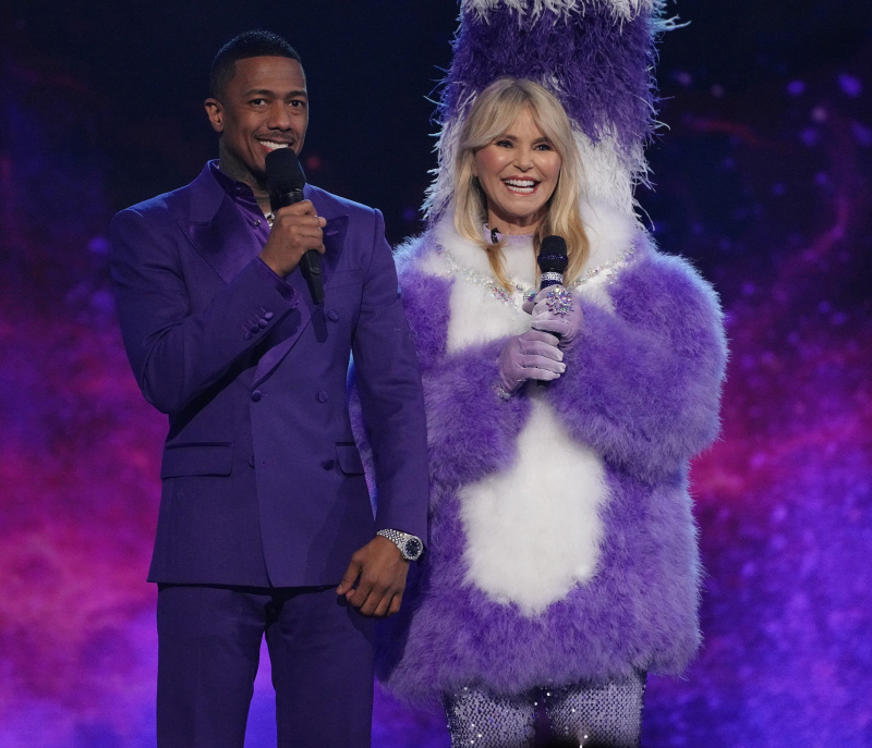  THE MASKED SINGER, iš kairės: vedėjas Nickas Cannonas, Lemuras (atskleista kaip Christie Brinkley), Masking For It The Good, Tae Bad & „Cuddly“ 2 turas',