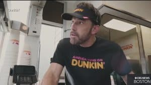  Ben Affleck wurde während seiner Arbeit bei Dunkin von seiner Frau Jennifer Lopez besucht' Donuts