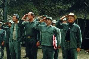 MASH, (γνωστός και ως M*A*S*H*), μπροστά, από αριστερά: Alan Alda, David Ogden Stiers, Jamie Farr, William Christopher