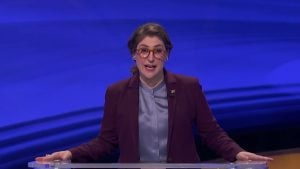   Mayim Bialik suosii yleensä neuleita ja pitkiä hameita