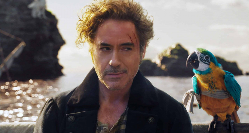  DOLITTLE, iš kairės: Robert Downey Jr. kaip daktaras Johnas Dolittle, papūga Polinezija