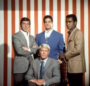   Die Besetzung von Mission Impossible. Im Bild: Leonard Nimoy, Peter Graves (sitzend), Peter Lupus, Greg Morris