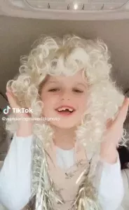   Stella, fã de Dolly Parton, de seis anos