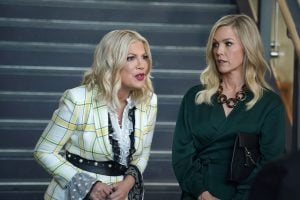   BH90210، (عرف BH 90210)، بائیں سے: Tori Spelling، Jennie Garth